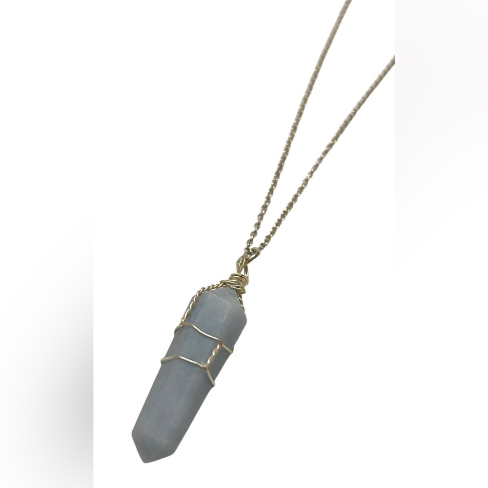 Agate Silver Toned Pendant Necklace with Gift Box. 17 inches. NWOT.